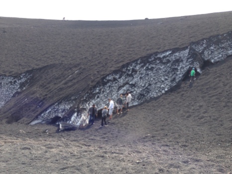 Etna, neve conservata dalla lava, ottimo isolante a quota 2950 circao isolante,q